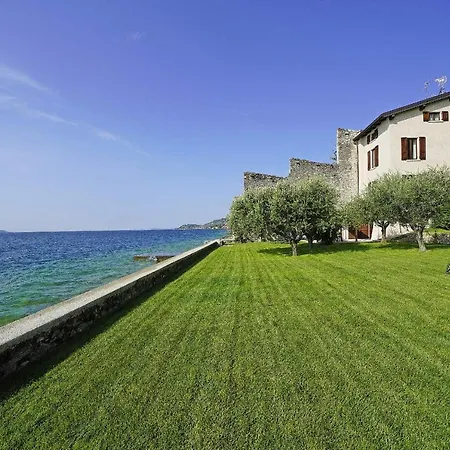 Villa Victoria: Luxury Waterfront With Splendid Views Gargnano